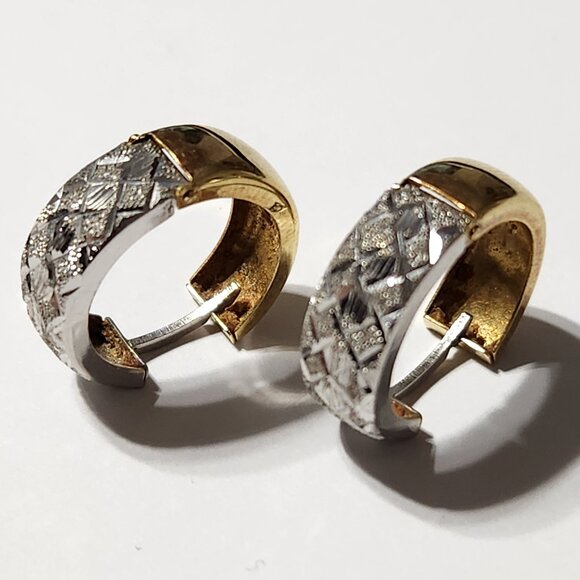 [SOLD] 80's 2.1g 18K Gold Engraved Design Etched Huggie Earrings - Picture 15 of 16